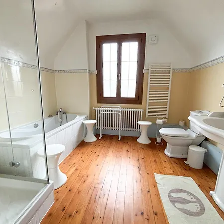 Дом отдыха Maison Avec Jardin Dans Le Centre De Кабур