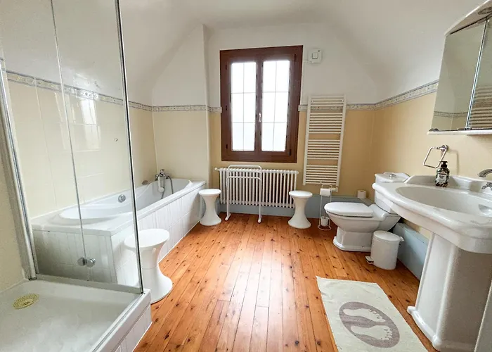 Дом отдыха Maison Avec Jardin Dans Le Centre De Кабур